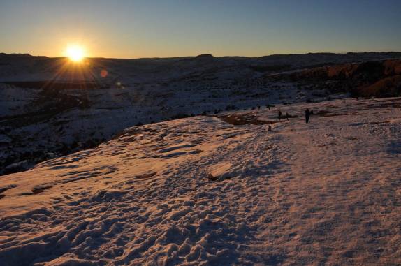 O sol se põe na paisagem gelada ao longo da trilha para o Delicate Arch, no Arches National Park, perto de Moab, em Utah, nos Estados Unidos